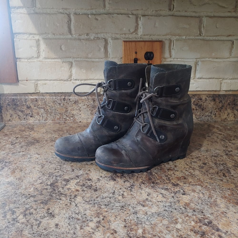 Wedge boots